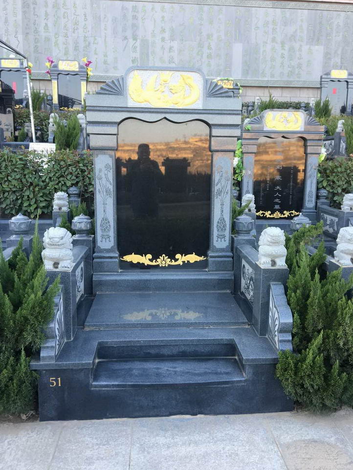 乐山家族墓碑