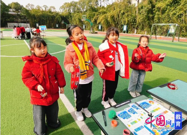 小马奔腾展本领趣味闯关乐无穷成都龙泉驿西平小学开展一、二年级乐考活动(图3)